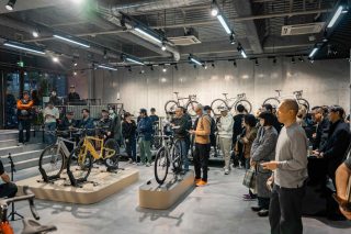 活気あふれる店内の様子