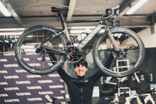 バイクを掲げる男性