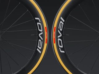黄色のサイドウォールを持つタイヤが装着された2つの高性能自転車用ホイール
