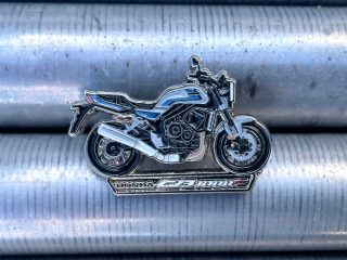 CB1000Rピンバッジクローズアップ