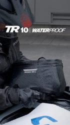 雨の中の防水バッグ