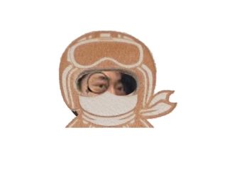 ヘルメットから顔を覗かせているイラスト