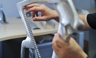 試作品を検査する様子