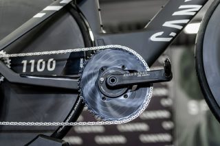 黒いロードバイクのドライブトレイン