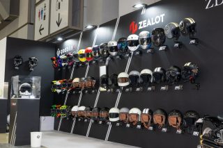 バイクヘルメットの展示