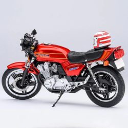 ホンダCB750Fが白い背景に置かれた写真