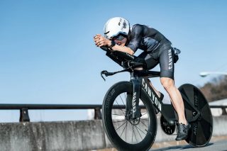 エアロポジションで疾走する古谷純平選手