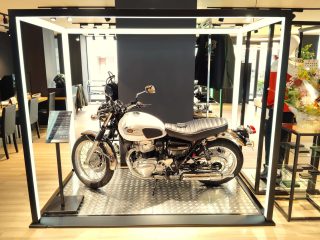 光のケージに展示されたW800