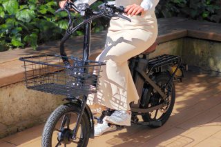 MOPERO 4Uに乗る女性