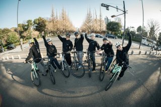 グループでサイクリングを楽しむ人々