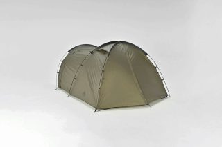 白い背景に設置された、オリーブグリーン色のトンネル型テントのスタジオショット