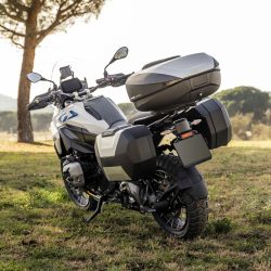 白いアドベンチャーバイクとSHADケース