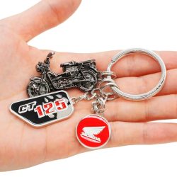 手のひらに乗せられたキーホルダー