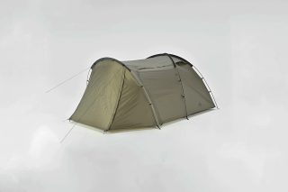 白い背景に設置されたカーキ色のドーム型テントのクローズアップ画像