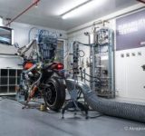 アドベンチャーライダー必見！アクラポビッチから超軽量＆高剛性なチタン製フットペグが登場！