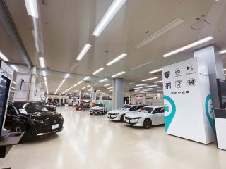 ショールーム内観、複数の車