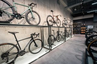 モダンな内装の店内