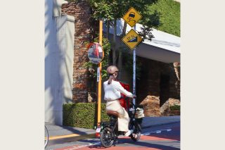 坂道を登るMOPERO 4U