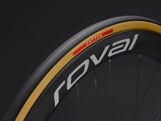 Rovalのロゴが入ったロードバイク用カーボンホイールと高性能タイヤのクローズアップ