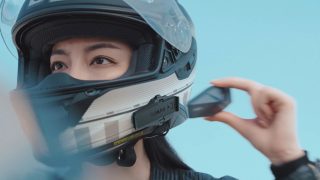 ASMAXデバイスを手に持つ女性