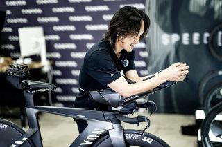 Canyon Speedmaxに乗りフィッティングする男性