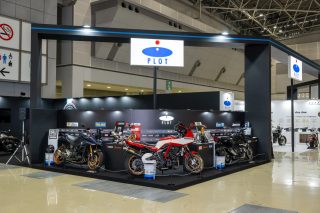 PLOTブースのカスタムバイク