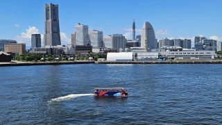横浜の街を走るスカイダック