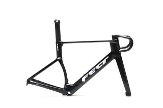 白い背景に置かれた黒いFELT FRDカーボン製自転車フレーム