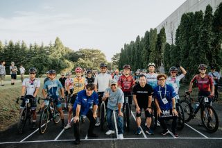 スタートラインに立つサイクリストたち