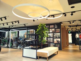 店内アパレル・グッズの展示