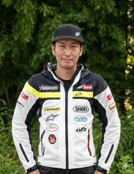 レーシングジャケットとキャップを着用したアジア人男性