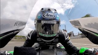 オートバイレース中のライダー視点からの画像