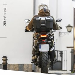 SHADトップケース装着バイク後姿
