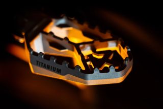 デザイン性の高いチタン製フットペグ