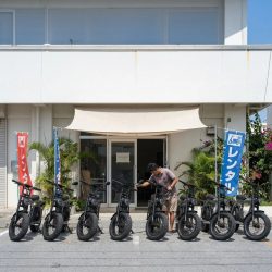 レンタルバイクを準備する男性