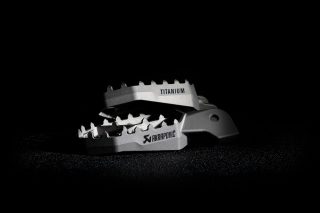 チタン製AKRAPOVICフットペグ