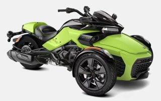 白い背景に、鮮やかなライムグリーンと黒のカラーリングが特徴的なCan-Am製の三輪バイクが写っています。