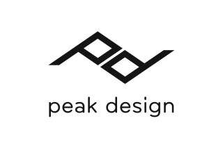 白い背景に黒い幾何学的なロゴと「peak design」の文字が配置された、ミニマルなブランドロゴ画像