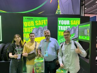 TIMSUN展示ブースでポーズをとる人々