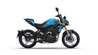 青と黒のカラーリングが特徴のモダンなオートバイ