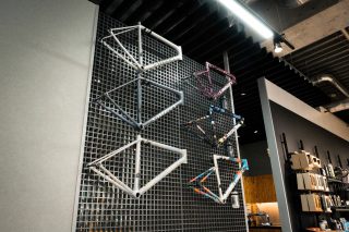 様々な自転車フレームの展示
