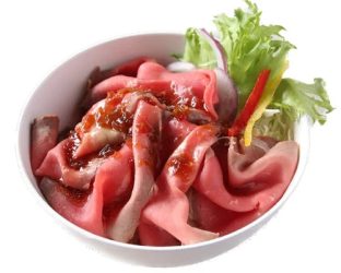 白い器に盛られたローストビーフ丼