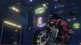 夜の都市の赤いバイク