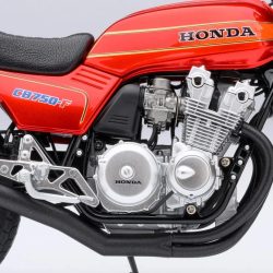 ホンダCB750Fのオートバイのクローズアップ画像