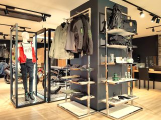 アパレルとアクセサリーの展示