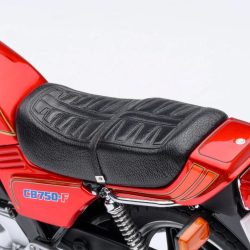 赤いバイクのリア部分とシート