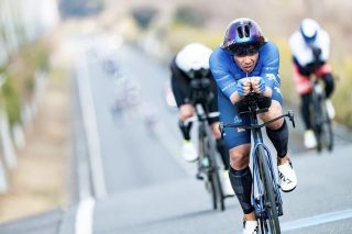 ロードレースを走るサイクリスト