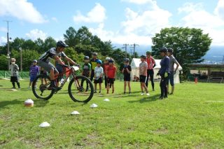 子供たちにマウンテンバイクの乗り方を教える男性