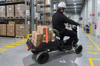 倉庫内で荷物を運搬するブレイズ イーカーゴ