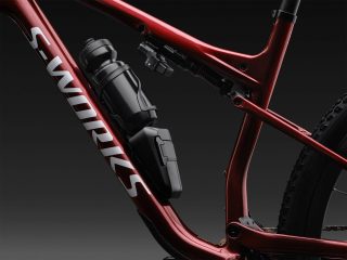 赤いS-WORKSの自転車フレームのクローズアップ画像